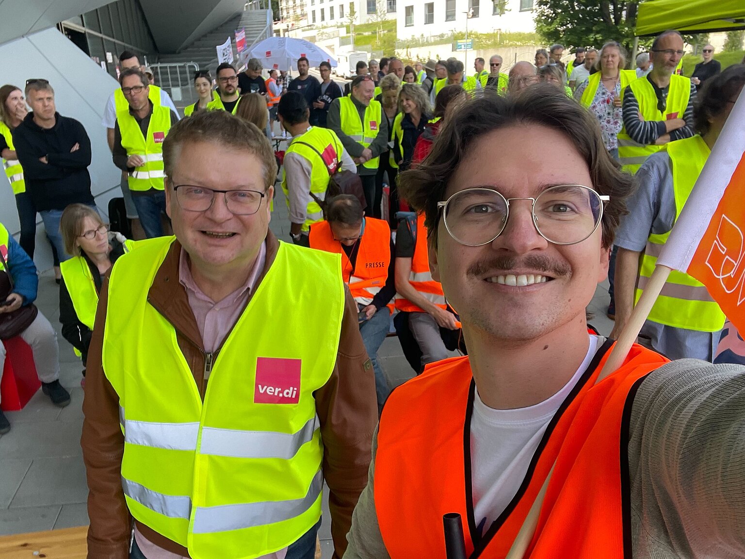 – SWR-Beschäftigte im Ausstand, hier Verdi & DJV am Funkhaus in Baden-Baden