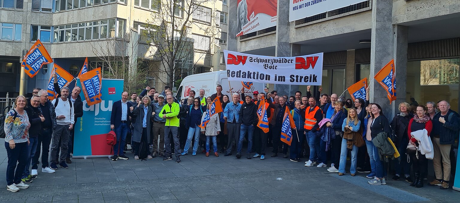 Die Streikenden vor dem Gewerkschaftshaus – Foto: Wolf-Ulrich Schnurr