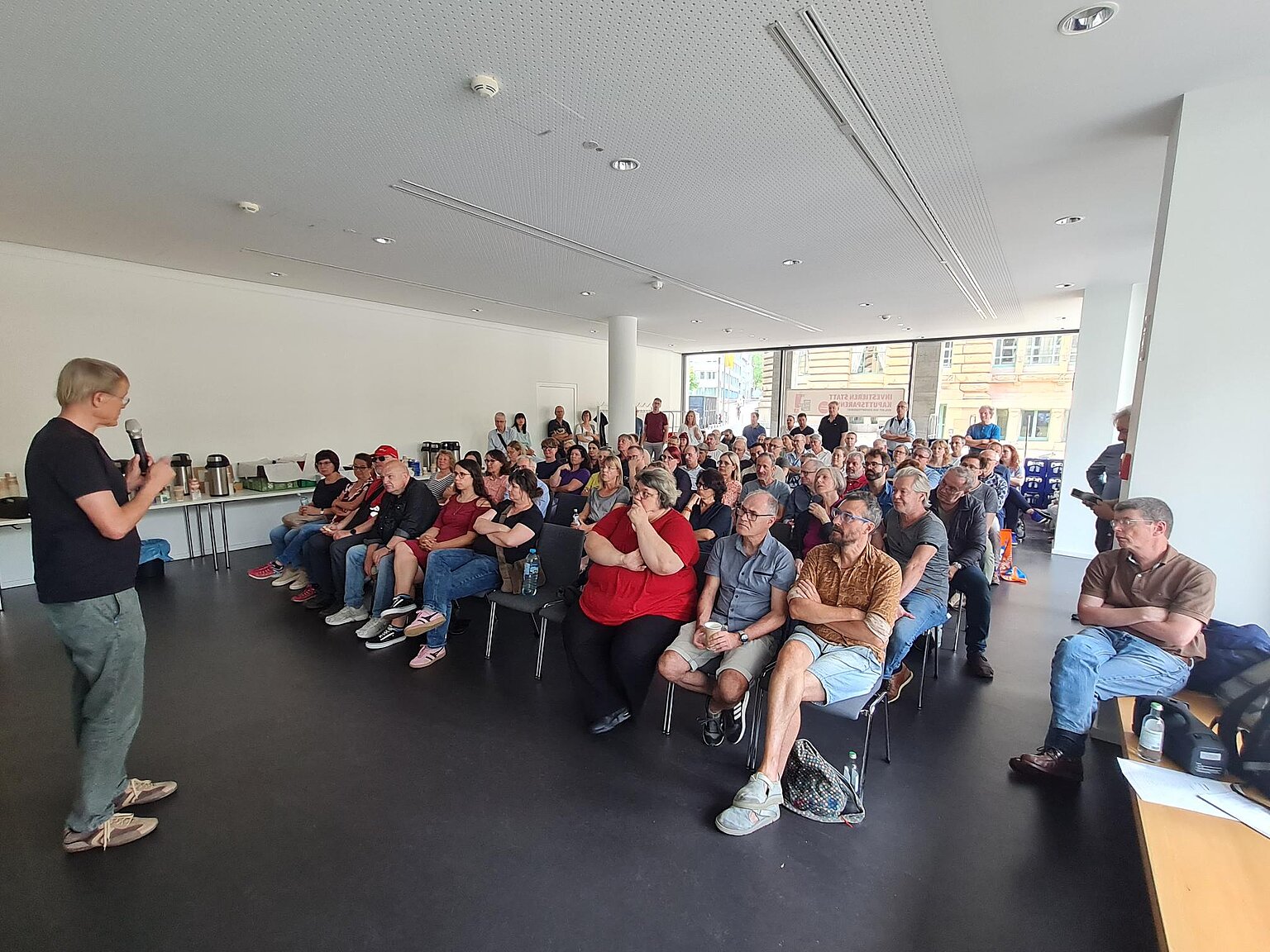 Ernste Mienen bei der Streikversammlung der Zeitungen der Region Stuttgart – Foto: Gregor Schwarz