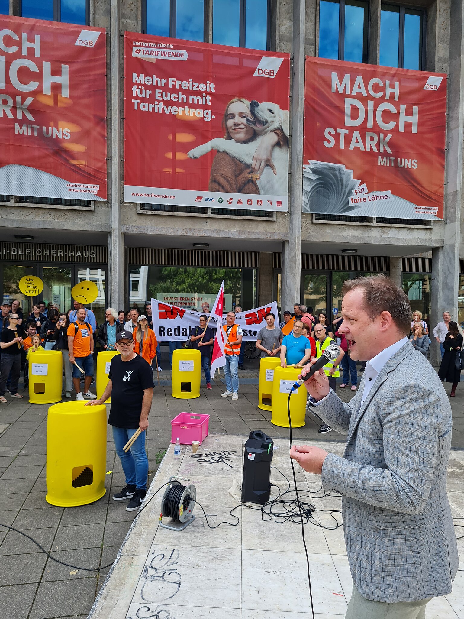 DJV Bundesvorsitzender Mika Beuster bei seiner Rede – Foto: Gregor Schwarz