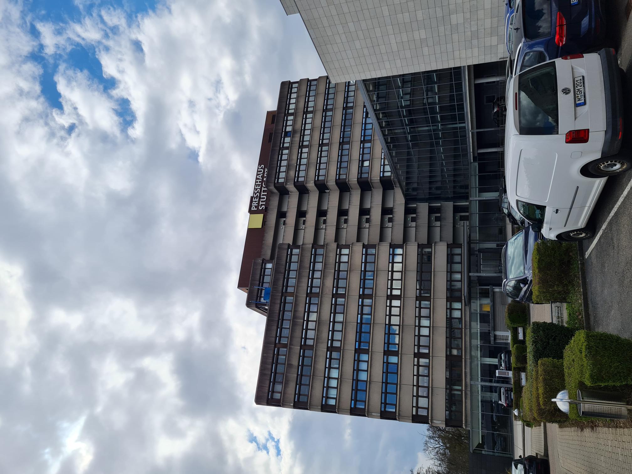 Die dunklen Wolken über dem Pressehaus lichten sich langsam – Foto: Gregor Schwarz
