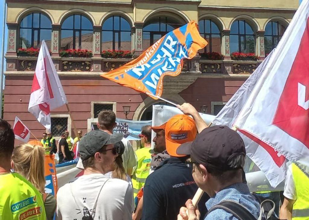 – Streikende von DJV und dju in Verdi am 18. Juni in Ulm